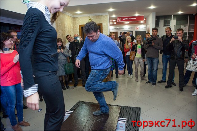 Танцы на входной двери