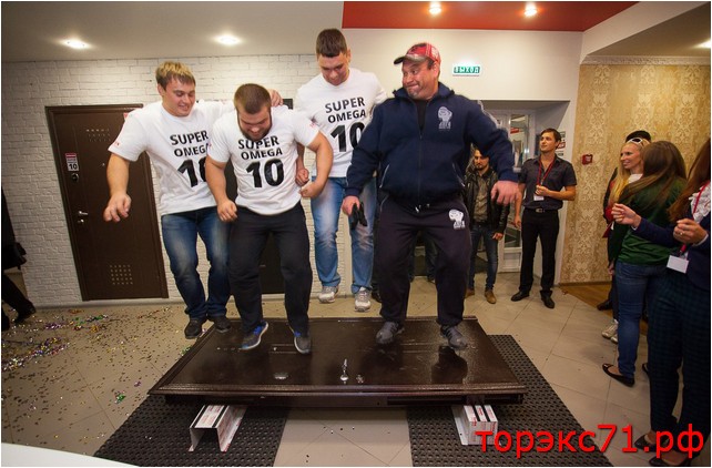Четыре бодибилдера весом около полутонны прыгают на двери